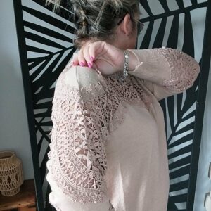Pull dentelle au décolleté et bras