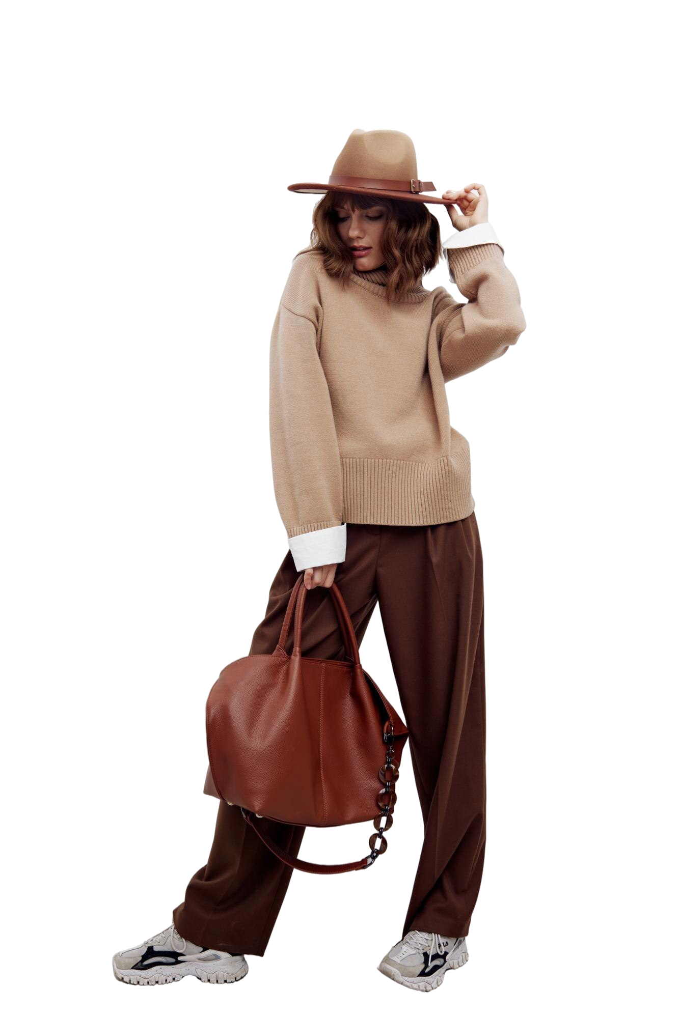 jeune-femme-portant-chapeau-alors-qu-elle-se-tient-contre-fond-blanc