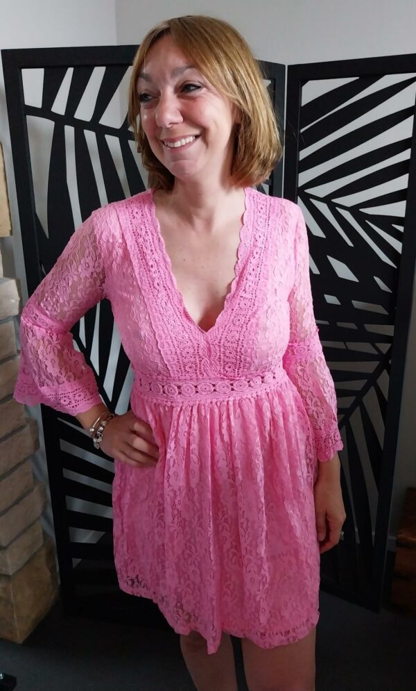 Robe en dentelle manches longue