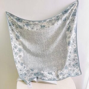 Foulard gris fleuri
